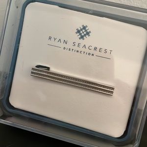 RYAN SEACREST DISTINCTION TEXTURED LINED SILVER TIE BAR